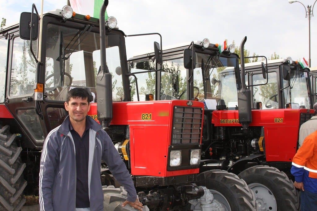 Remise de tracteurs neufs à un agriculteur