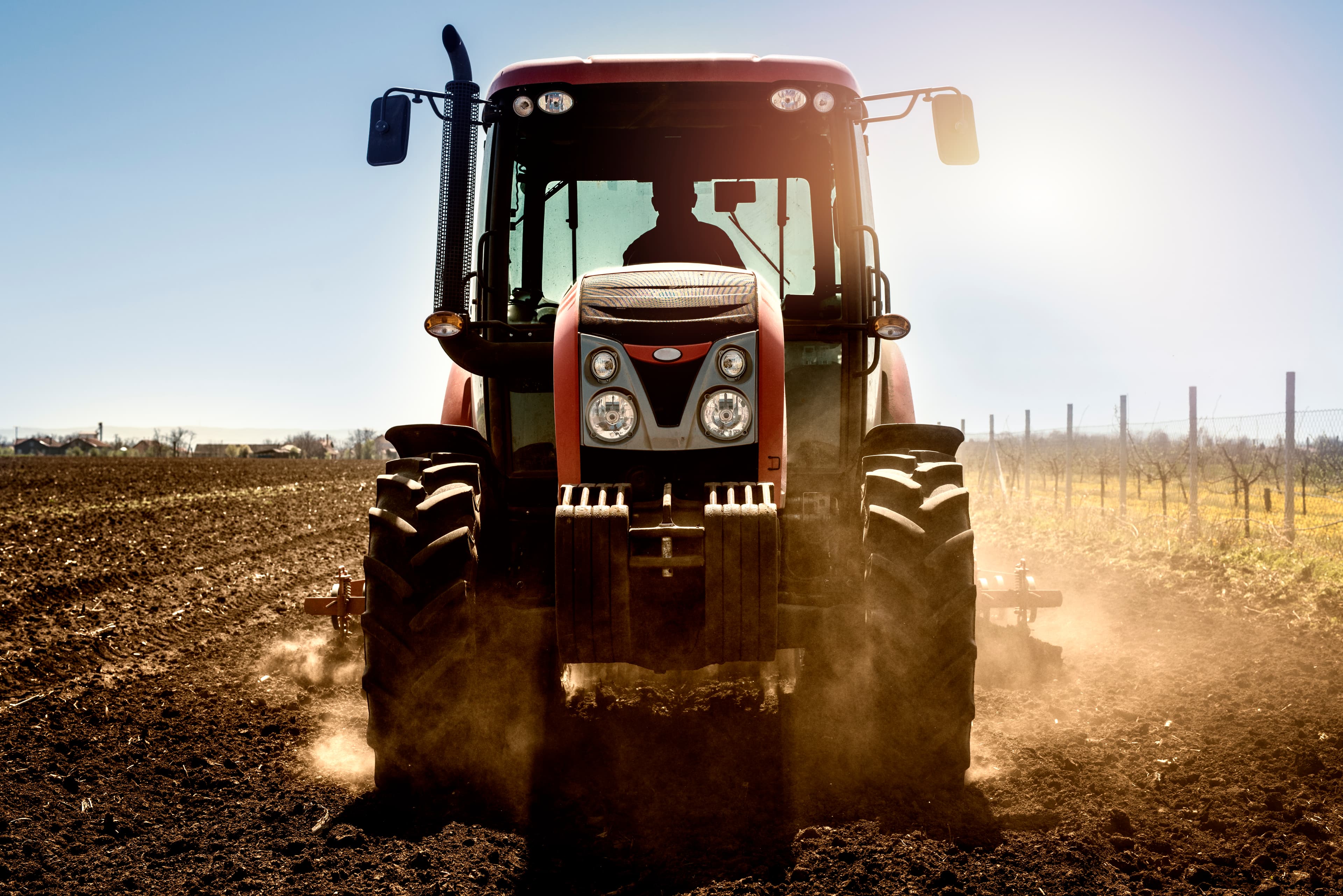 Tracteur au travail dans un champ